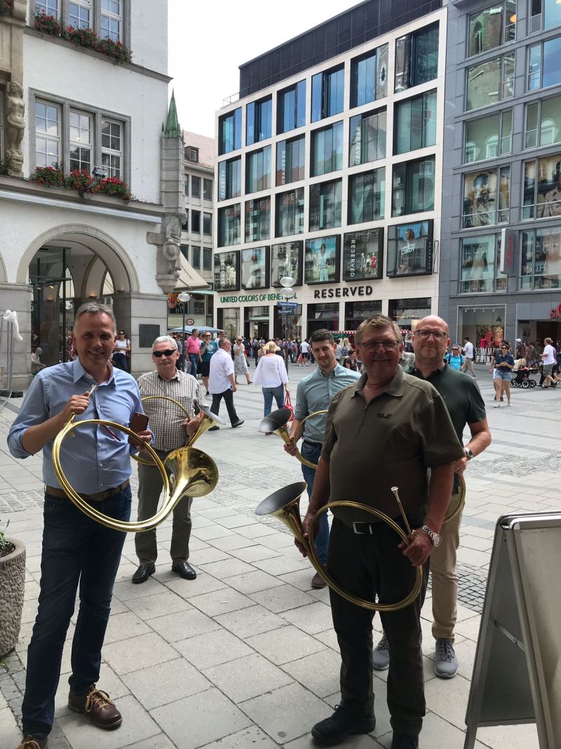 http://www.jagdhorn.org/media/Ausflug Muenchen 9. Juni 2018/B Vor dem Deutschen Jagd- und Fischereimuseum.jpg